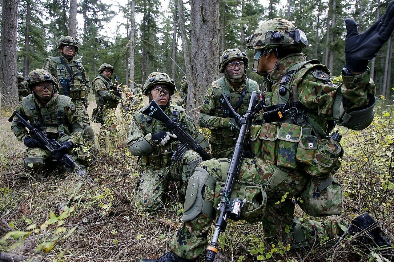 The 22nd Infantry Regiment of the Japan Ground Self-Defense Force train in urban assault with American soldiers